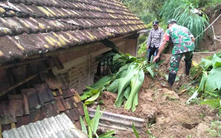 Ringankan Beban, Babinsa Kebonagung Bersama Warga Bersihkan Material Longsor