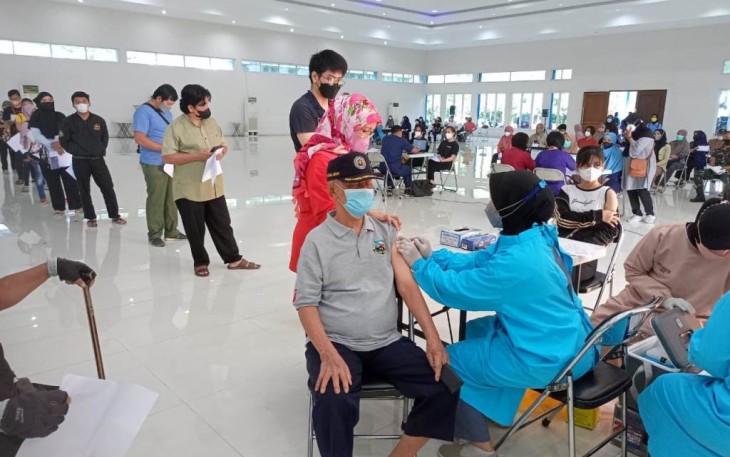 Masyarakat Memadati Pelaksanan Vaksin Covid 19 Booster di Lanud Abdulrachman Saleh  