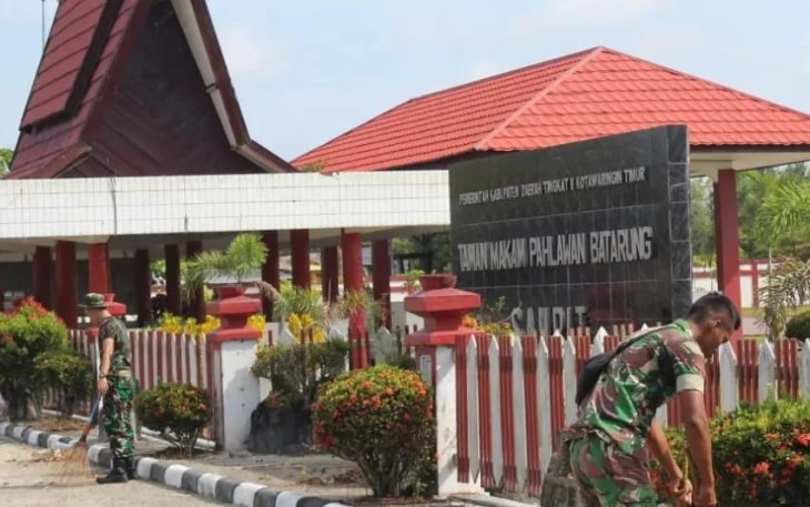 Sambut HUT Persit Ke-76, Kodim 1015/Sampit Bersihkan Taman Makam Pahlawan