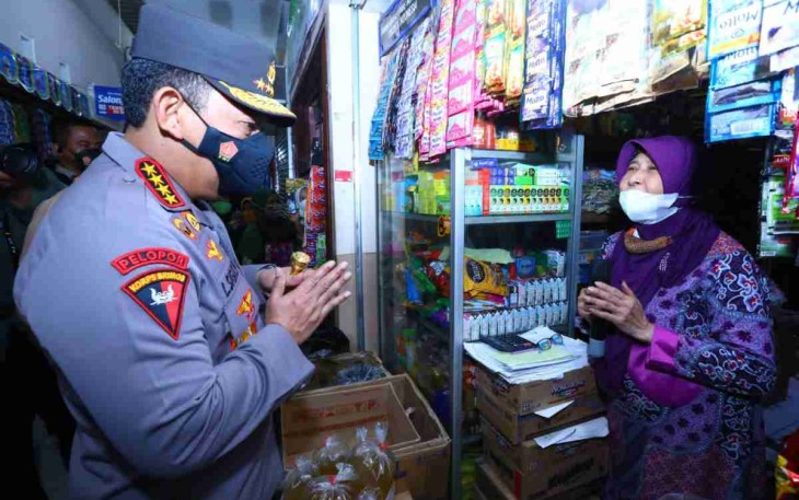 Tinjau Pasar Muntilan, Kapolri Minta Pedagang Laporkan Jika Distribusi Minyak Curah Terganggu