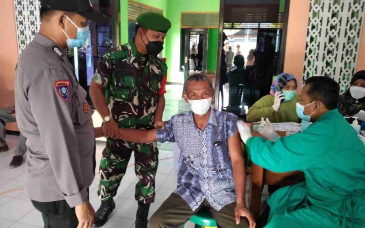 Demi Keamanan dan Ketertiban, Babinsa Geneng Dampingi Warga Vaksinasi Booster