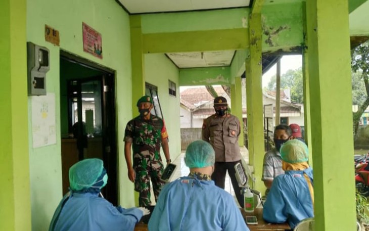 Terus Dukung Pemerintah Cegah Penyebaran Covid 19, Sertu Suyatman Dampingi Vaksinasi di Wilayah Binaannya