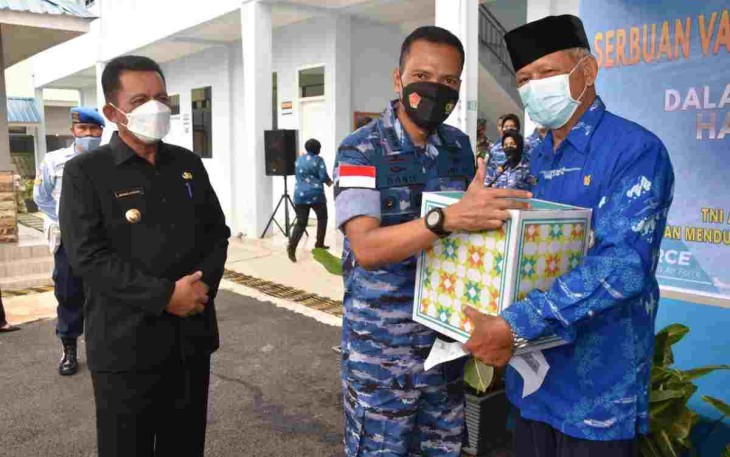 Maknai HUT Ke-76 TNI AU, Lanud Raja Haji Fisabilillah Gelar Serbuan Vaksinasi, Baksos dan Syukuran