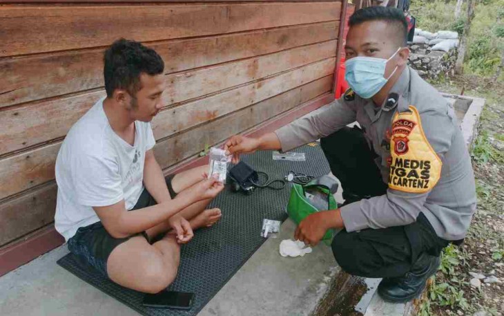 Pelayanan Kesehatan Tim Medis Satgas Binmas di Pos Brimob RRI 