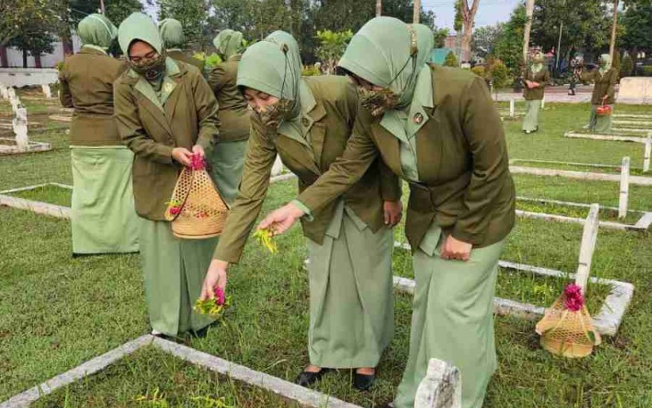Persit Kartika Candra Kirana Cab XXI Dim 0807 Gelar Ziarah Rombongan