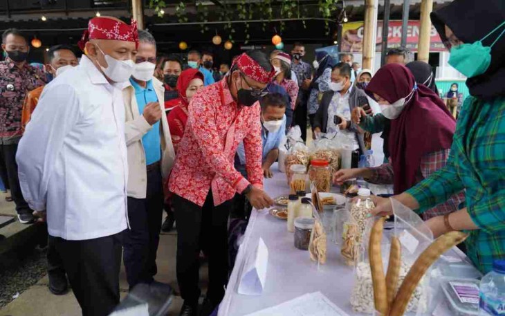 MenKopUKM Ajak Perajin Tempe Kreatif Manfaatkan Kacang Koro Sebagai Bahan Baku