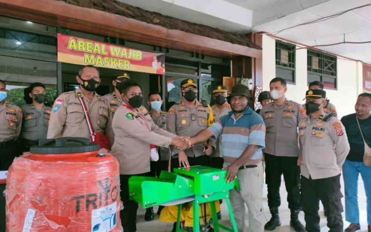 Masyarakat Pegunungan Bintang Terima Bantuan Satgas Binmas Noken Ops Damai Cartenz 