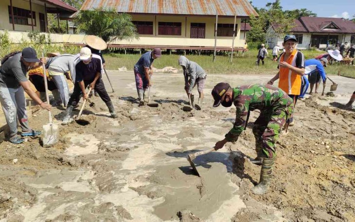 Satgas Perbatasan Gelar Karya Bhakti Pengecoran Jalan dan Lapangan SMPN 01