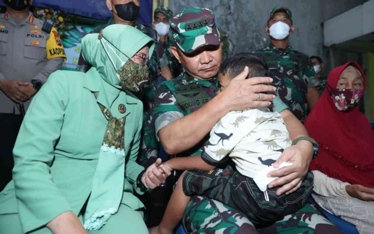Tangis Haru Kasad Saat Mengunjungi Anak Sertu Eka, Korban Kebiadaban KKB Papua