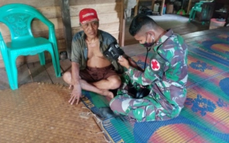 Peduli Warga, Satgas Pamtas Yonif Mekanis 643/Wns Berikan Pelayanan Kesehatan Door To Door 