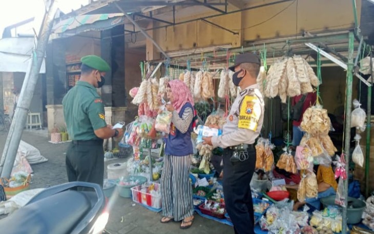 Anggota Koramil Padas Gelar Operasi Yustisi dan Bagikan Masker di Pasar