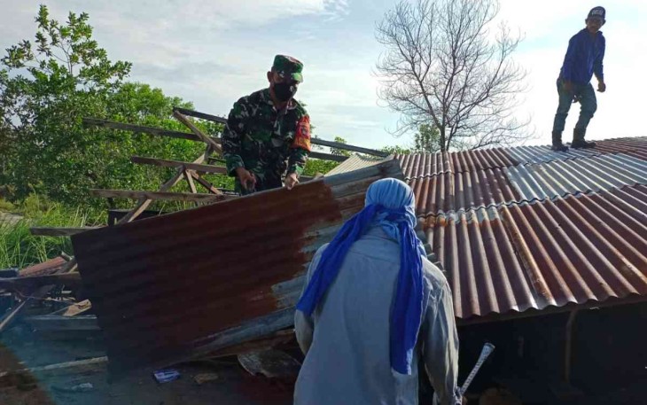 Dampak Angin Kencang, Babinsa Girimukti Gotong Royong Perbaiki Bengkel Yang Roboh