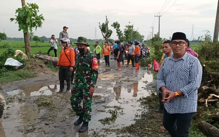 Babinsa Paron Bersama Warga Gotong Royong Bersihkan Pohon Tumbang.