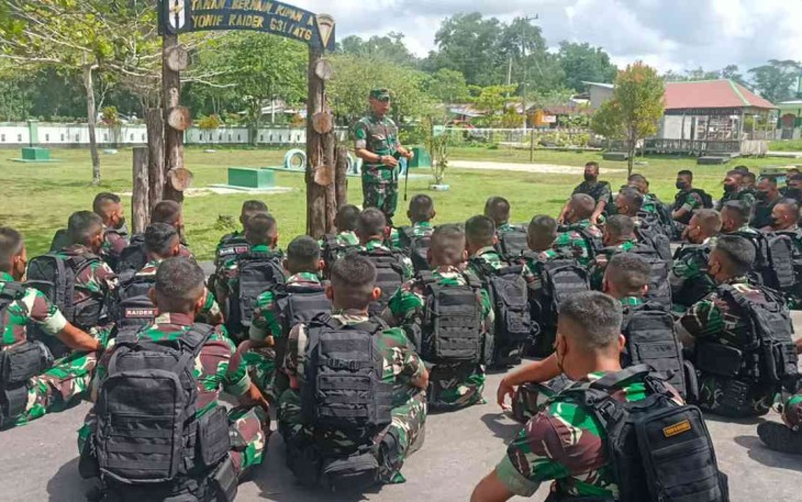 Prajurit Kompi Senapa A Yon Raider 631/Atg Terima Pengarahan Dandim 1015/Sampit