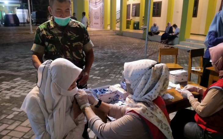 Kodim Tulungagung Gelar Vaksinasi Mobile Usai Tarawih, 254 Santri Ponpes Al Manan Tervaksin