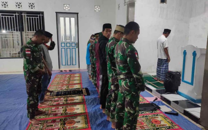Tingkatkan Imtaq, Satgas Perbatasan Sholat Tarawih Berjamaah di Masjid At Taqwa