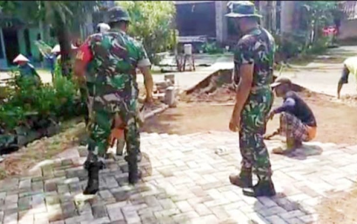Bersama Warga Binaan, Sertu Darmono Gotong-royong Pasang Paving