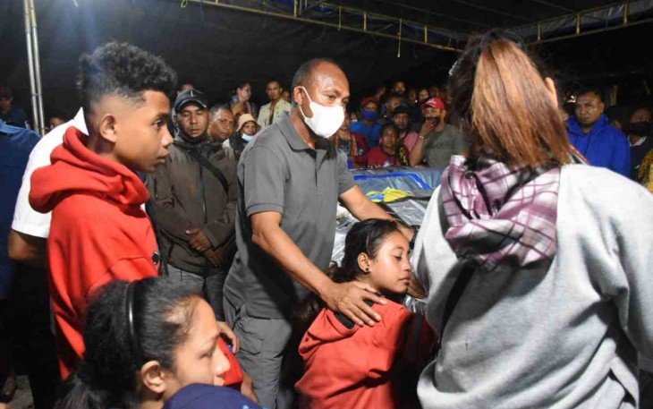 Pangdam XVIII/Kasuari saat Melayat Ke Rumah Duka 18 Korban Meninggal Kecelakaan di Pegunungan Arfak Papua Barat