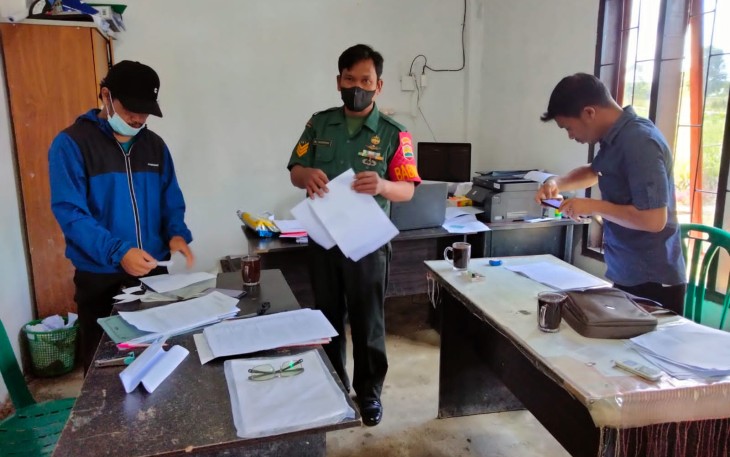 Babinsa Koramil 01/Sbl Bantu Pendataan Warga Calon Penerima Bantuan Tunai Pangan 