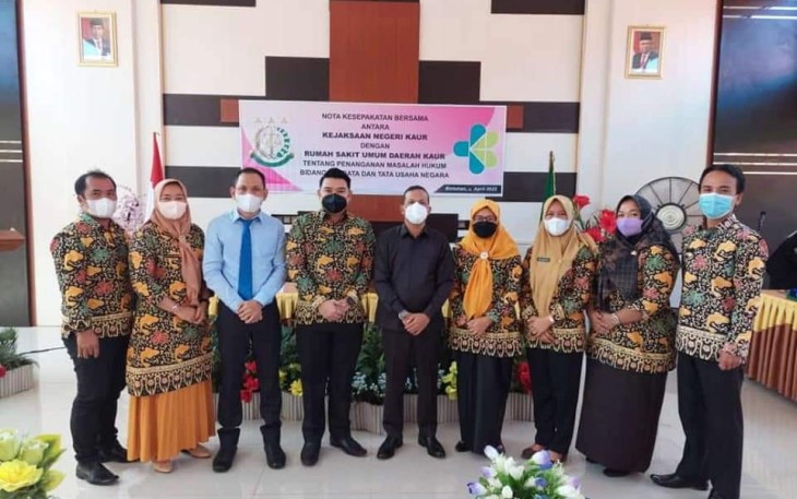 Foto bersama Kajari Kaur dan pihak RSUD