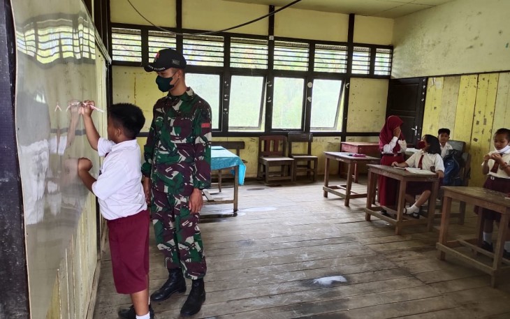Cerdaskan Anak Bangsa, Satgas Perbatasan  Gadik IPA di SDN 04 Kekurak