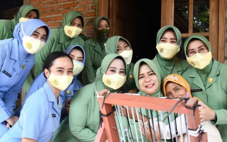 Kunjungi Kampung Tunagrahita, Ketua Persit Koorcab Rem 081 Diberi Pelukan oleh Mesinah