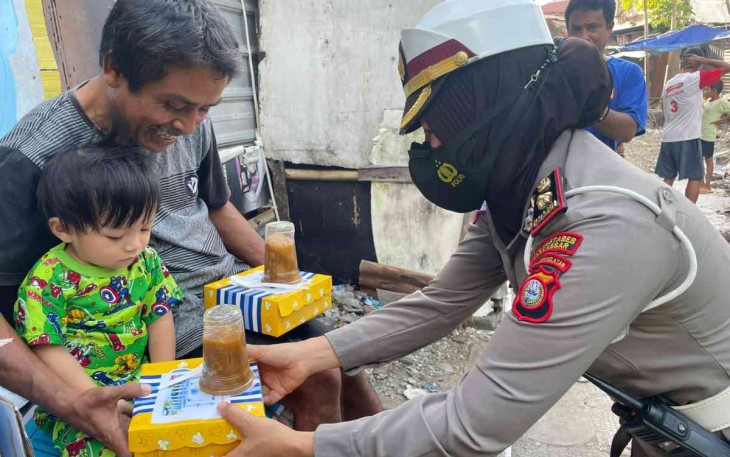 Jelang Matahari Terbenam, Satlantas Polrestabes Makassar Berpatroli dan Bagikan Takjil