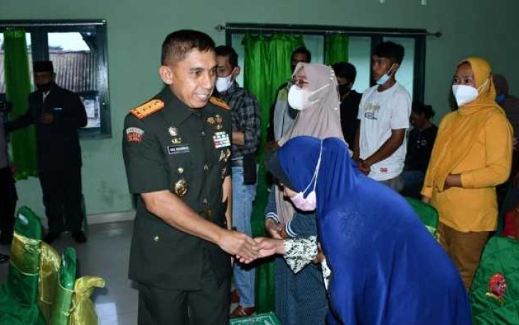 Pangdam Hasanuddin Bagikan Bingkisan Ke Warga Seputaran Daerah Latihan Secata Malino