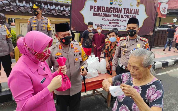 Gebyar Ramadan, Polres Blitar Kota Bagi Takjil dan Masker Gratis