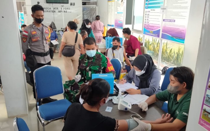 Sinergitas Satgas Yonif 144/JY Gelar Vaksinasi Booster bersama Polri dan Nakes 