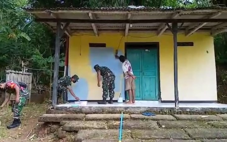 Babinsa Bandar Bantu Renovasi Mushola