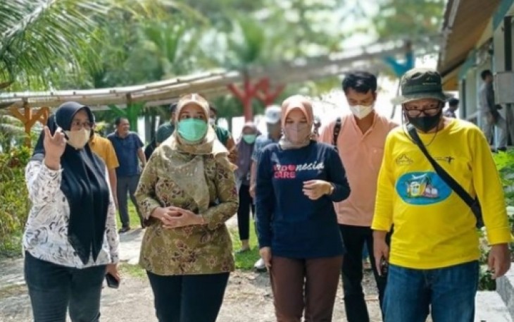 Wagub Chusnunia, saat meninjau lokasi pelaksanaan Krui Pro QS 5000 di Pesisir Barat