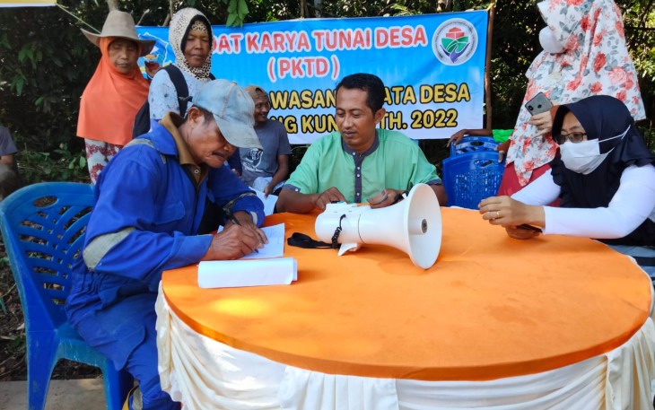 Pelaksanaan Padat Karya Tunai Desa, di jalan Taman Sari Lancangkuning, Kecamatan Bintan Utara, Kabupaten Bintan