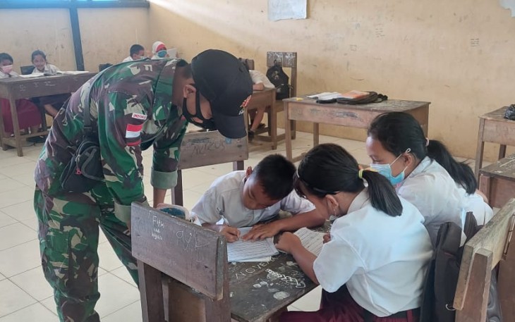 Satgas Perbatasan Ajarkan Matematika di SDN 01