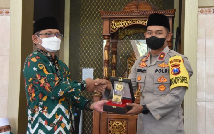 Ketua PCNU Kabupaten Trenggalek, KH Fathullah Sholeh, bersama Wakapolres Trenggalek Kompol Haryanto