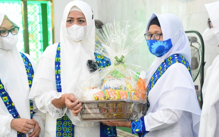 Ketua BKMT Provinsi Kepri Hj. Dewi Kumalasari Ansar, saat memberikan santunan untuk kaum dhuafa