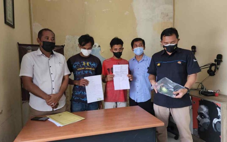 Kedua pelaku (tengah) saat memperlihatkan surat pernyataan tidak mengulangi lagi perbuatannya.