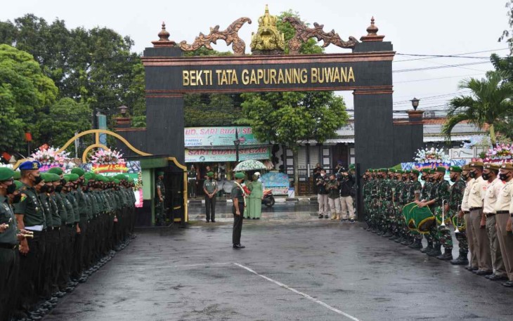 Upacara tradisi penyambutan Danrem 073/Mkt yang baru
