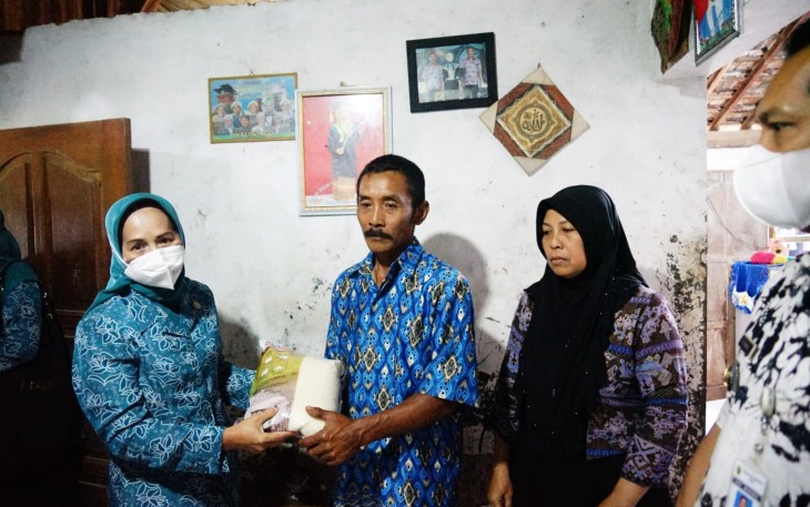 Ketua PKK Kab. Pati Musus Indarnani memberikan bantuan keluarga Nakes korban KKB
