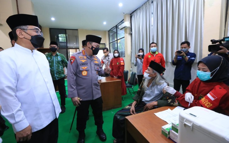 Kapolri meninjau vaksinasi di kantor pusat PBNU. Kamis (21/4/22)