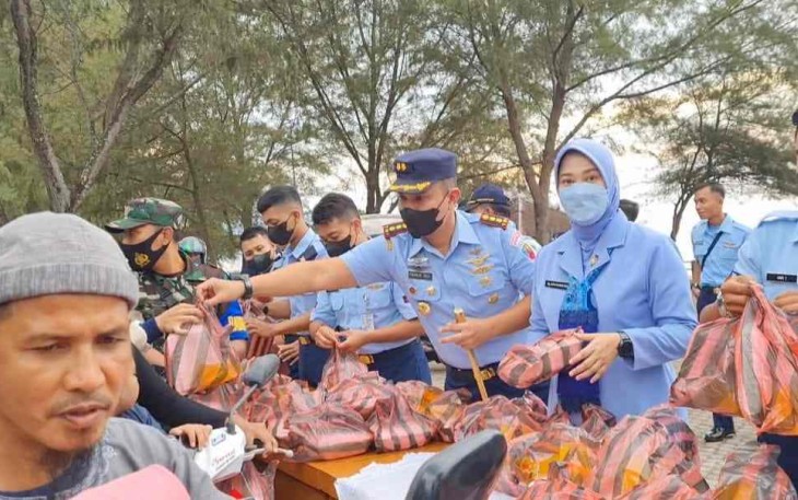 Danlanud Mus (pakai tongkat komando) langsung memberikan bingkisan kepada masyarakat 