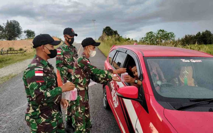 Personel Satgas Yonif 144/JY bagikan takjil di perbatasan RI Malaysia. Kamis (21/4/22)