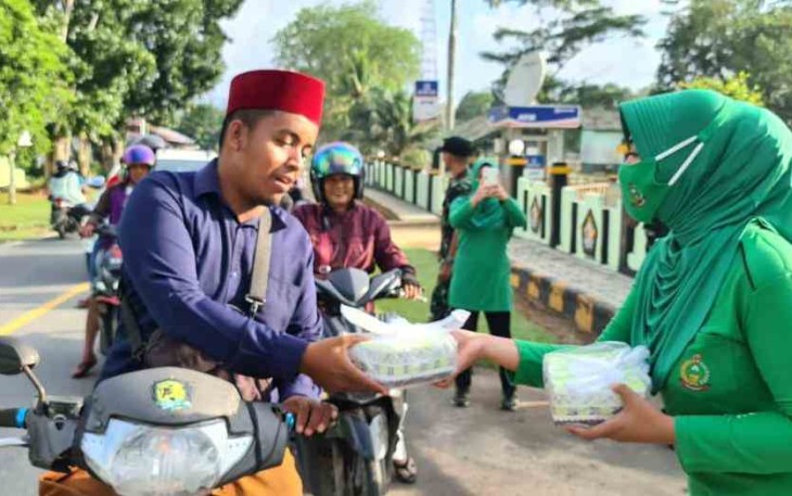 Antusias warga sambut takjil gratis Yonif Mekanis 643/Wns. Kamis (21/4/22)