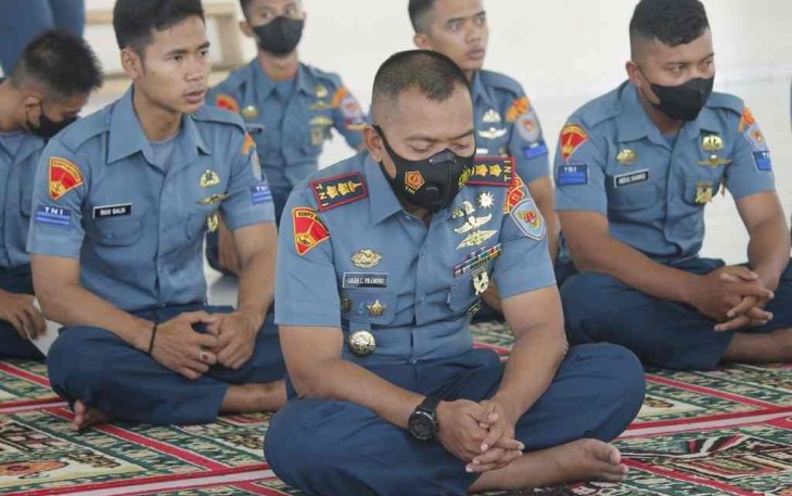Danyonif 11 Marinir (depan) bersama seluruh prajurit laksanakan doa bersama. Kamis (21/4/22) 