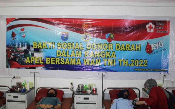 Wanita TNI melaksanakan baksos Donor darah di lanud Supadio. Kamis (21/4/22)