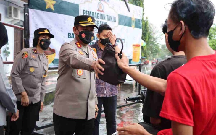 Kapolres Blitar Kota bagikan langsung takjil di jalan, Kamis (21/4/22)