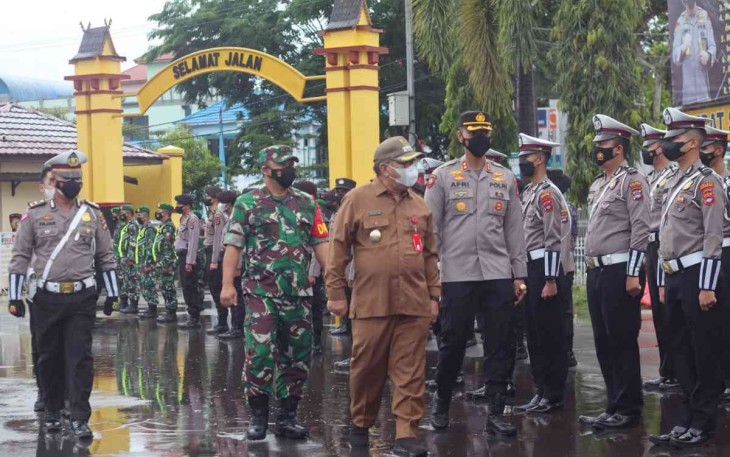 Dandim mendampingi Bupati dan Kapolres cek pasukan Operasi Intan Tahun 2022. Jum'at (22/4/22)