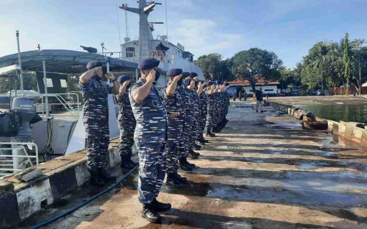 Jajar hormat jajaran Satlinlamil 3 Makassar sambut KRI Teluk Bintuni-520. Jum'at (22/4/22)