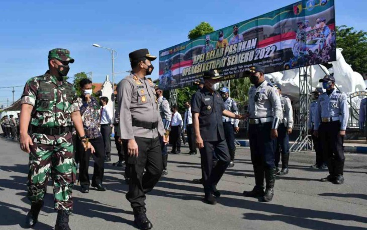 Dandim bersama Kapolres dan Bupati cek kesiapan pasukan operasi Ketupat Semeru, Jum'at (22/4/2022)