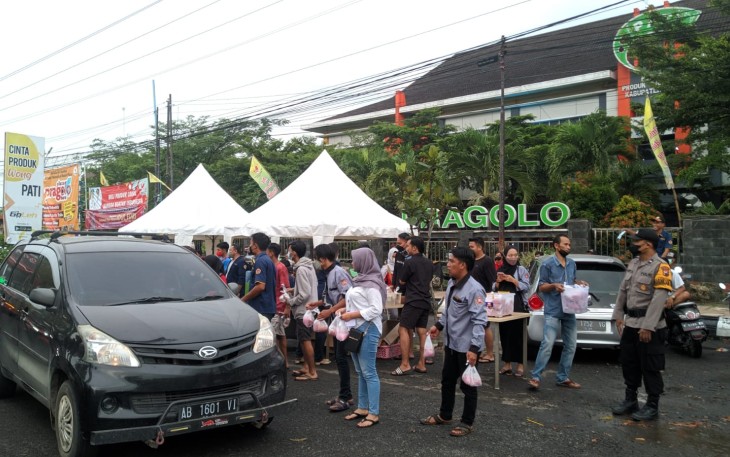 Karang Taruna Margorejo berbagi takjil didepan pasar Pragola 